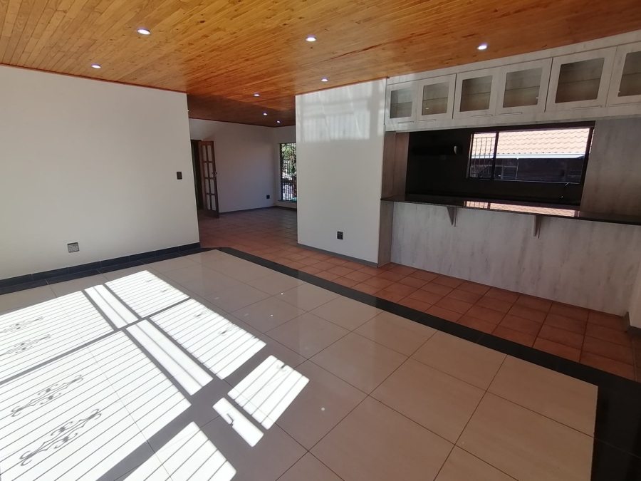 To Let 4 Bedroom Property for Rent in Heuwelsig Free State